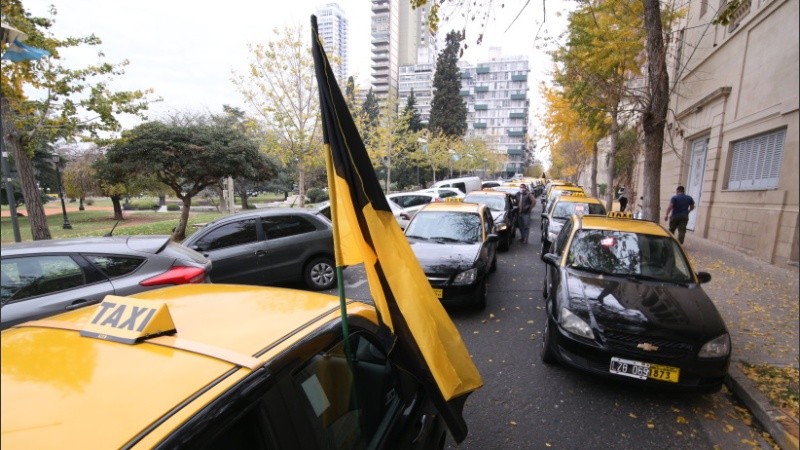 Los taxistas se movilizaron hasta el Concejo municipal. 