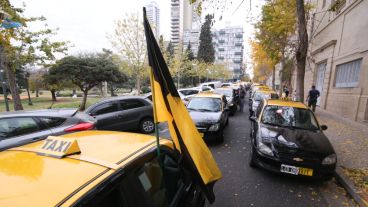 Los taxistas se movilizaron hasta el Concejo municipal.
