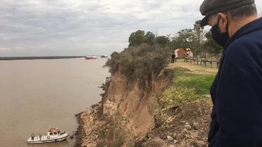 Alberto Perassi observó desde la barranca el trabajo del EAAF.