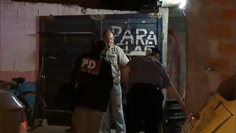 La policía trabajaba en el local asaltado.