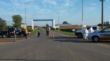 El único acceso a Carreras, que volvió a cuarentena estricto.