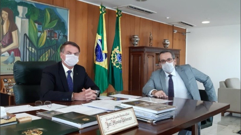 Weintraub se despidió con un video donde aparece al lado de Bolsonaro.