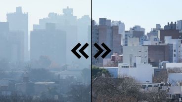 Deslizá en la imagen para ver el mismo sector de la ciudad con y sun humo.
