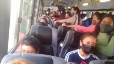 Un colectivo con poco distanciamiento.