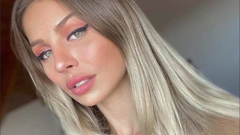 El top con transparencias con el que salió al aire en Canal 26 Romina Malaspina despertó una fuerte polémica en las redes sociales. 