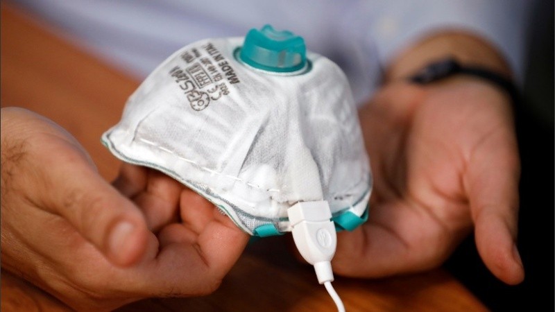 Está dotado de filtros y de un espacio iluminado activamente por Led.