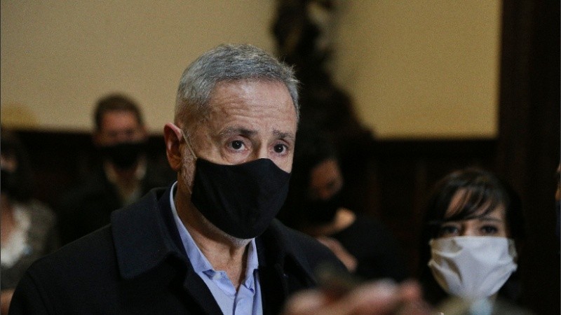 Sain habló con la prensa antes de presentar las reformas policiales ante los concejales.