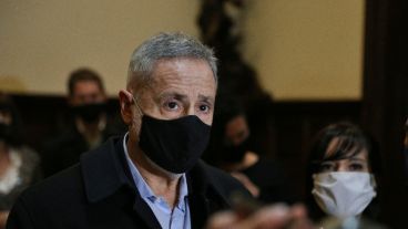 Sain habló con la prensa antes de presentar las reformas policiales ante los concejales.