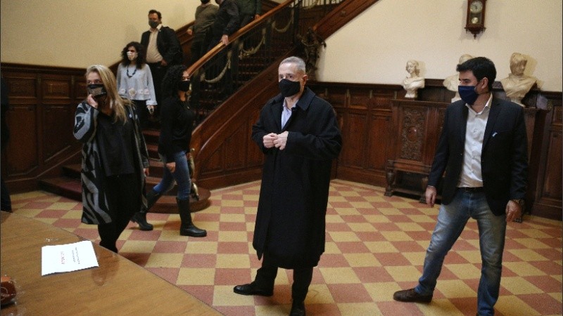 Sain habló con la prensa antes de presentar las reformas policiales ante los concejales.