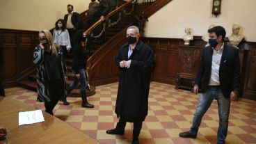 Sain habló con la prensa antes de presentar las reformas policiales ante los concejales.