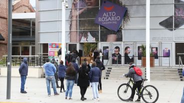 Larga cola este mediodía para volver a entrar al Alto.
