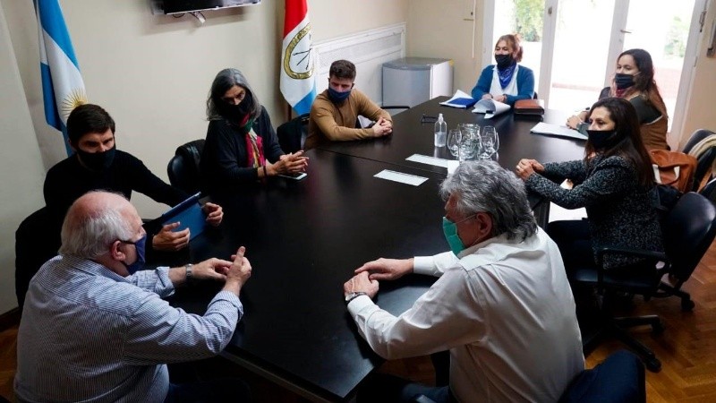 Del encuentro participó también la vice intendenta de Victoria. 