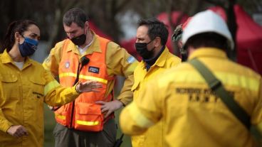 Gonnet acompañó a Cabandié en una nueva recorrida por las islas quemadas.