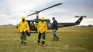 Gonnet acompañó a Cabandié en una nueva recorrida por las islas quemadas.