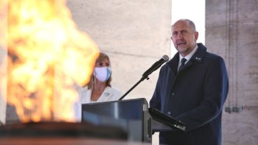 El gobernador Perotti en su discurso oficial en el Monumento.