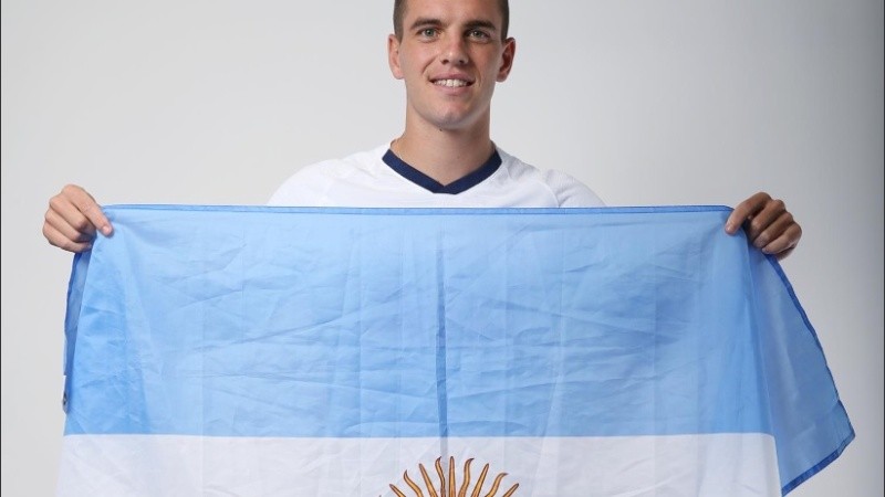 El Monito Lo Celso con la bandera argentina en un día especial. 