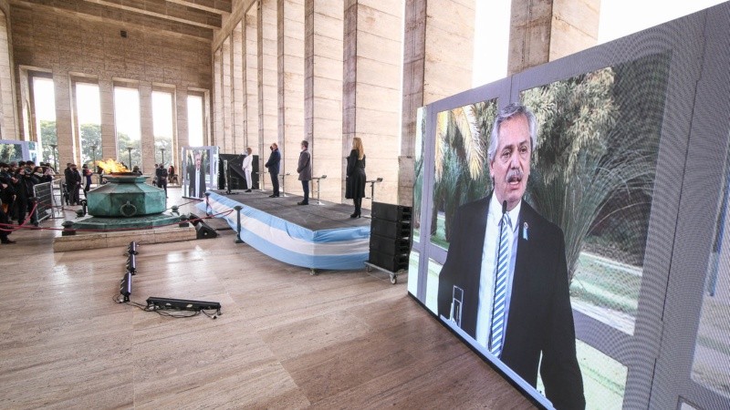 La ceremonia en el propileo del Monumento, con el presidente en pantalla. 