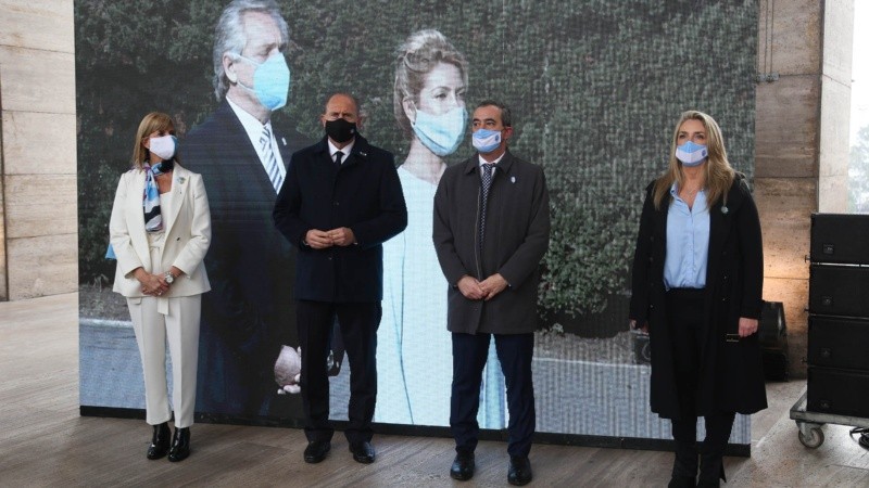 Perotti, Javkin, Rodenas y Schmuck, con el presidente de fondo en la pantalla. 