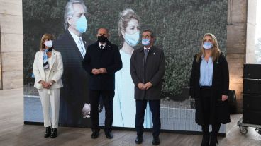 Perotti, Javkin, Rodenas y Schmuck, con el presidente de fondo en la pantalla.