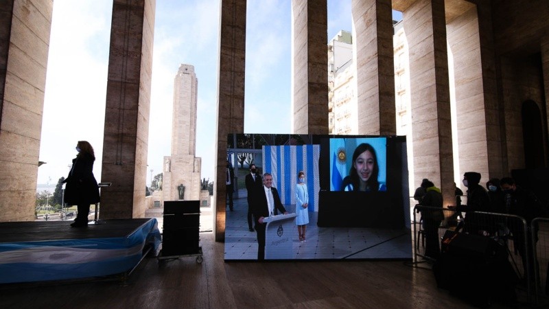 El Presidente hablando con los alumnos de manera virtual. De fondo el Monumento a la Bandera.