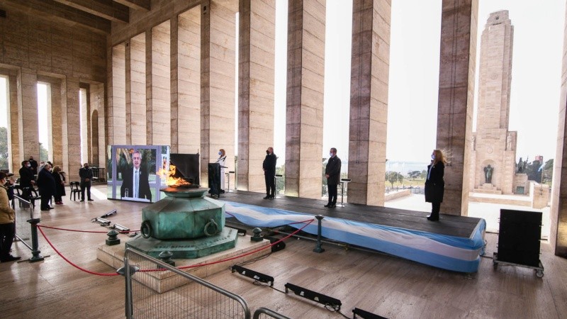 La ceremonia en el propileo del Monumento, con el presidente en pantalla. 