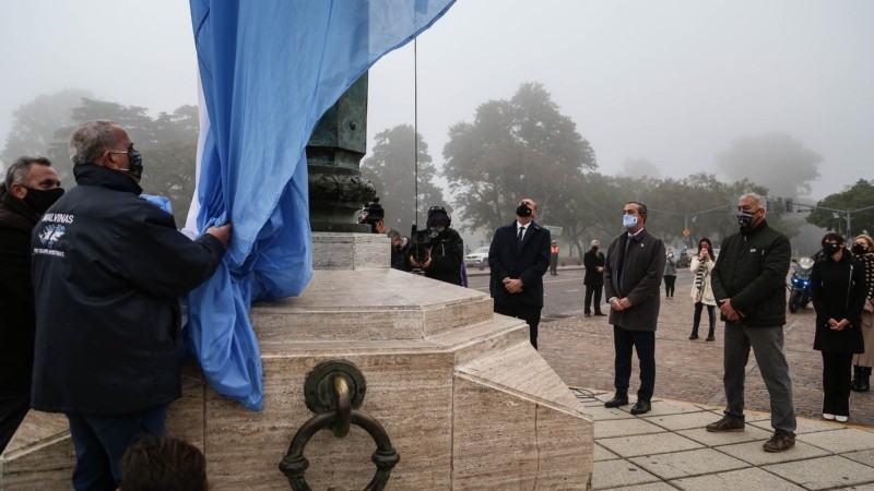 Perotti y Javkin en el izamiento de la bandera. 