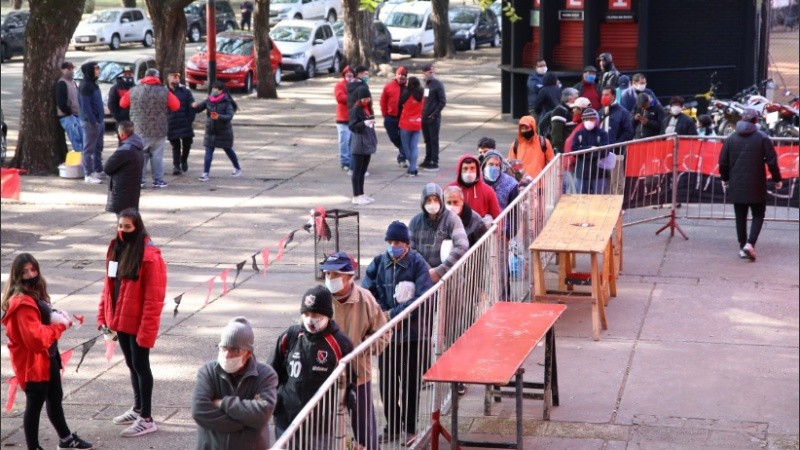 Larga fila en el Coloso para recibir la ración solidaria.