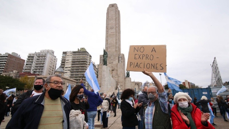 Banderas argentinas y cacerolas en el Monumento a la Bandera.