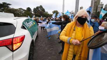 Banderas argentinas y cacerolas en el Monumento a la Bandera.