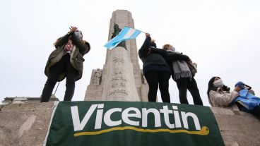Banderas argentinas y cacerolas en el Monumento a la Bandera.