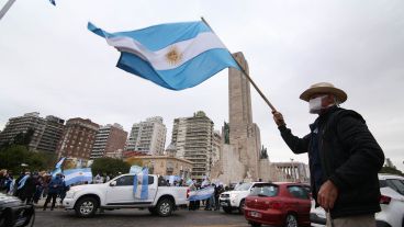 Banderas argentinas y cacerolas en el Monumento a la Bandera.