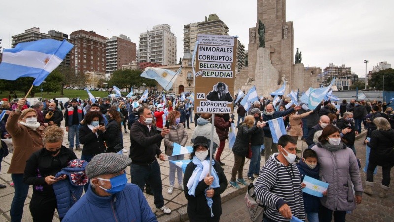 Banderas argentinas y cacerolas en el Monumento a la Bandera.