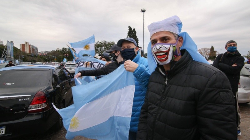 Banderas argentinas y cacerolas en el Monumento a la Bandera.