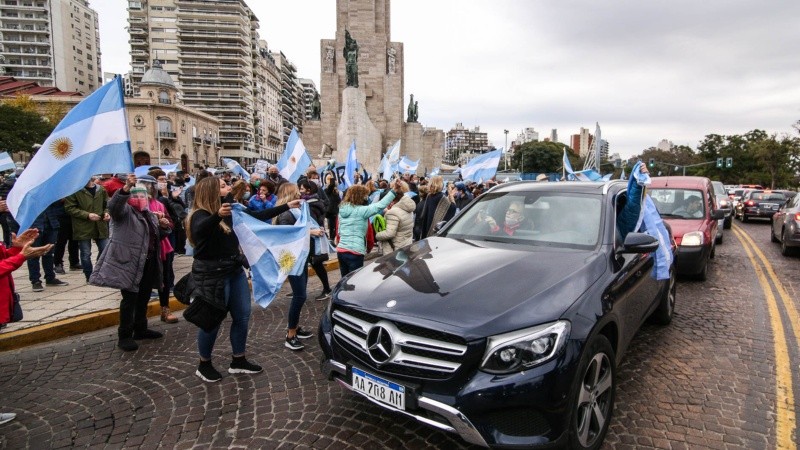 Banderas argentinas y cacerolas en el Monumento a la Bandera.