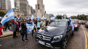Banderas argentinas y cacerolas en el Monumento a la Bandera.