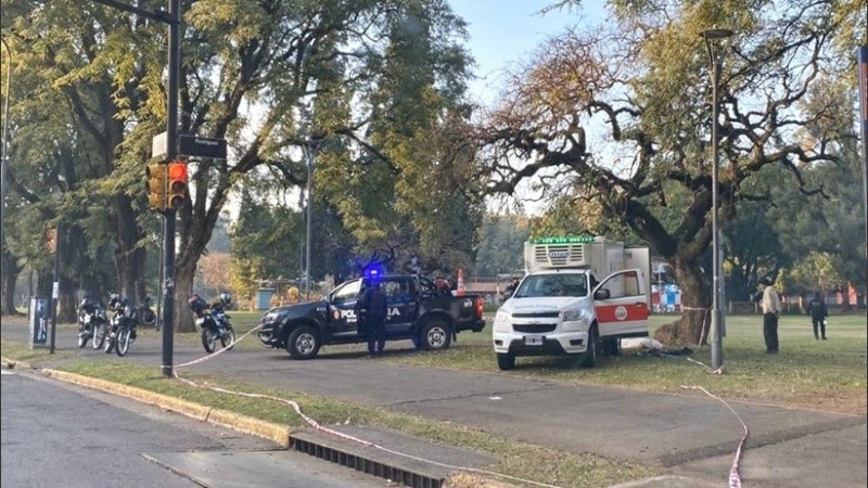 Según testimonios de vecinos, el motociclista falleció tras impactar contra un árbol.