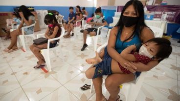 Varias personas esperan la prueba en Brasil, donde sigue subiendo el número de casos.