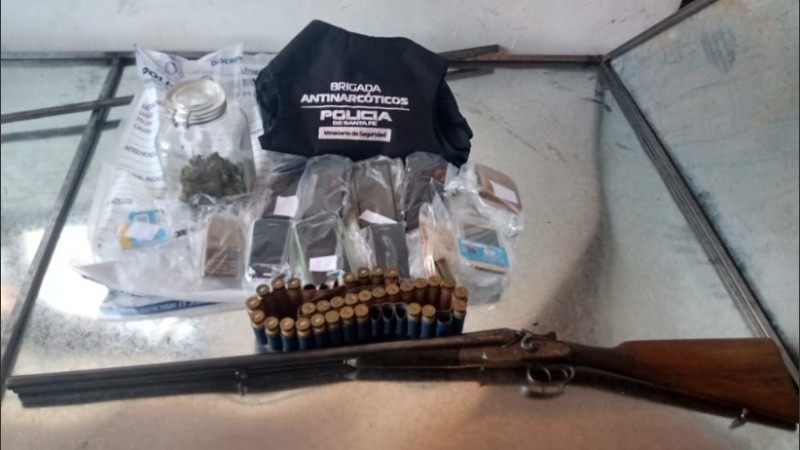 Drogas, armas, dinero y teléfonos entre los elementos incautados.