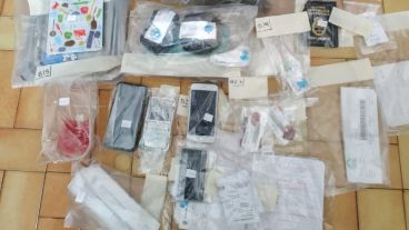Drogas, armas, dinero y teléfonos entre los elementos incautados.