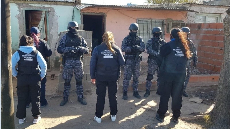 Drogas, armas, dinero y teléfonos entre los elementos incautados.