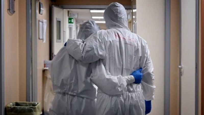 El personal de salud se prepara para un pico que aún no llegó.