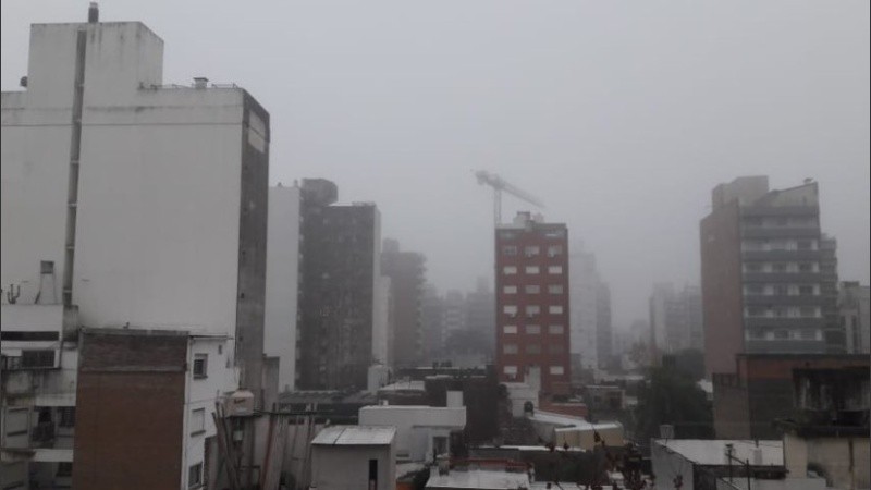 La niebla se asienta entre los edificios y más abajo también. 