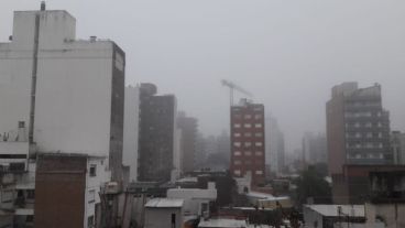 La niebla se asienta entre los edificios y más abajo también.