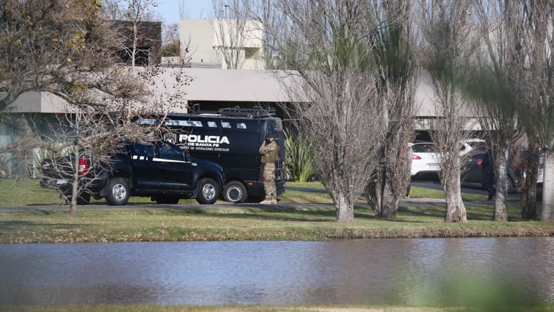 La policía en la casa de Bracamonte este lunes al mediodía. 