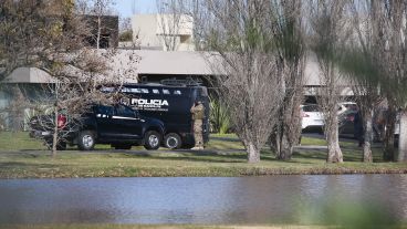 La policía en la casa de Bracamonte este lunes al mediodía.