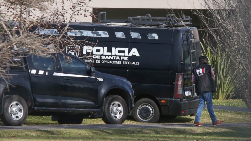 La policía en la casa de Bracamonte este lunes al mediodía. 