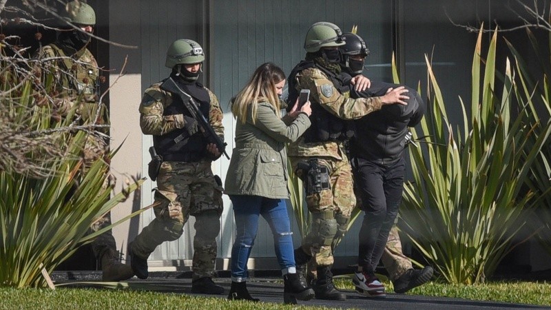 Así salía detenido 