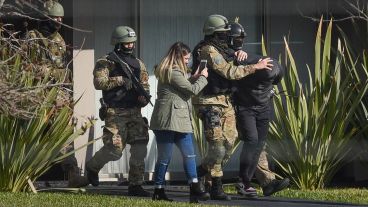 Así salía detenido "Pillín" Bracamonte de su casa.