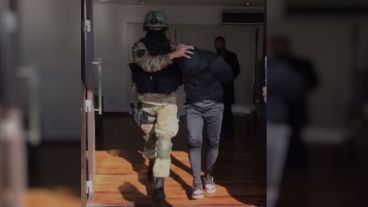 Así era trasladado Pillín Bracamonte luego de su detención.