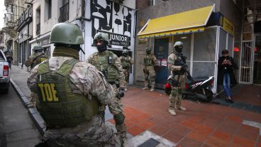 Efectivos de la TOE este lunes en la sede de Rosario Central.